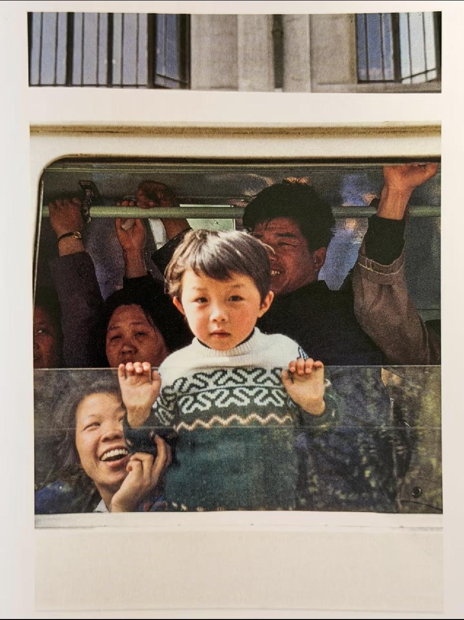 1980年的中国，那时候虽然穷，但是每个人的眼睛里，都有光。
这是两张英国人迈克