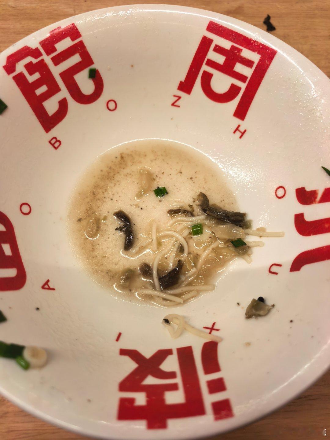 必须说重庆小面又便宜又好吃。重庆市中心的市中心一碗清汤小面7元，刚干完，连汤我都