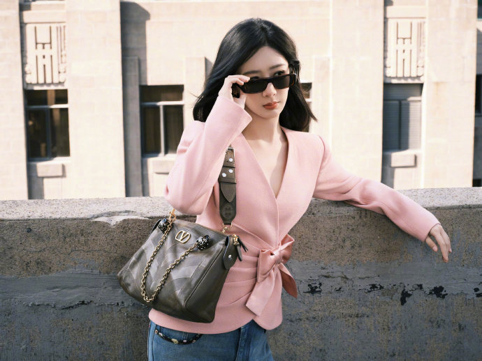 杨紫机场粉西装造型3月11日，现身上海机场，启程奔赴罗马时装周！🌸 桃粉色V领