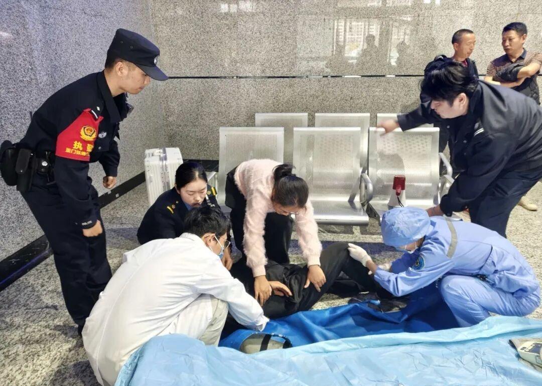 12分钟温情救援！龙岩动车站的这一幕，真暖！

 ​​​