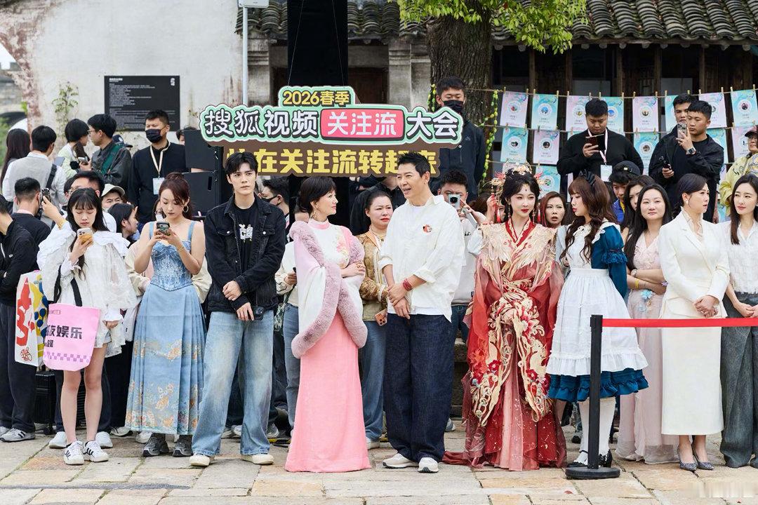 赵雅芝出站人气太高赵雅芝人气太旺 赵雅芝人气杀疯了！一出场就被围得水泄不通，姐姐