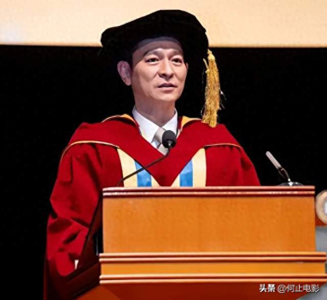 《65岁刘德华生图曝光：皱纹藏不住，一句玩笑话却暴露了真情商》