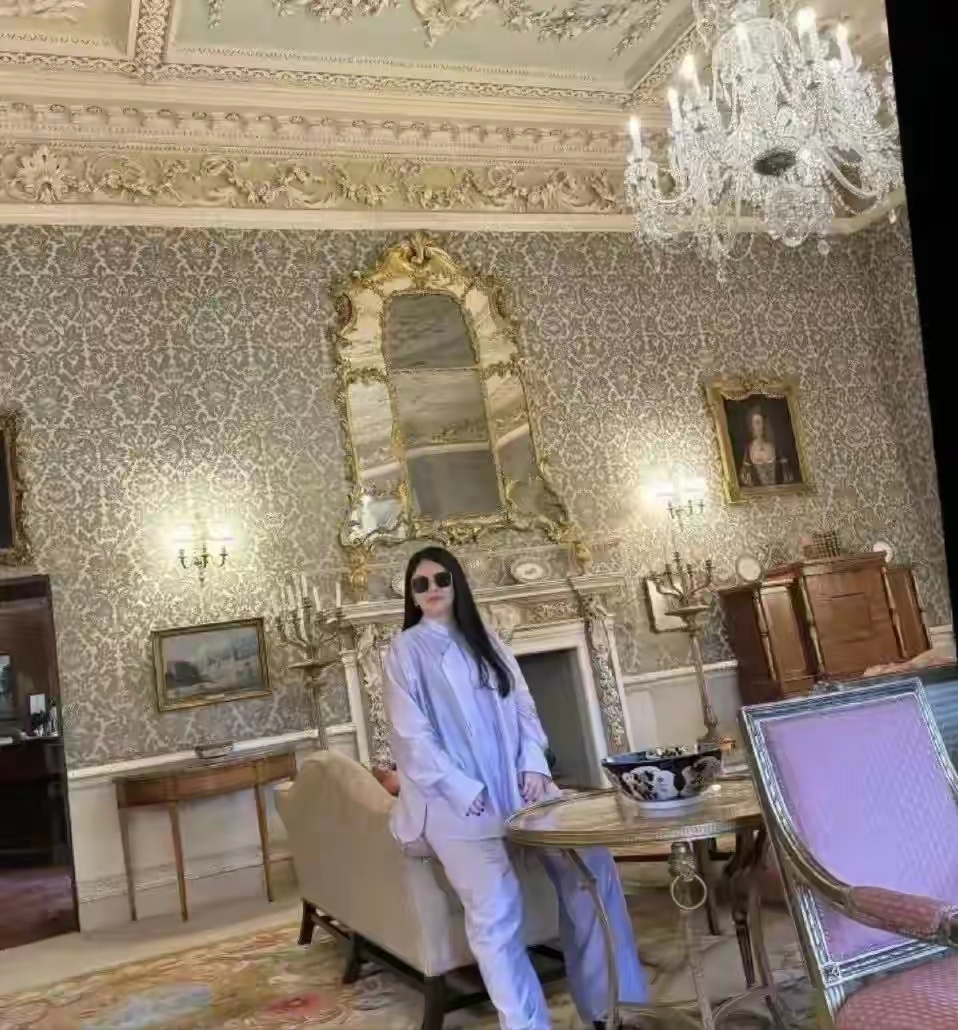 李湘账号被禁早该如此，作为靠国内资源起家的名人，常年定居英国还肆意炫富，其资金来