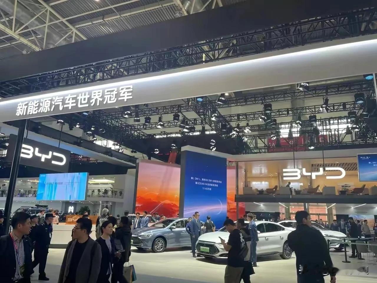 新能源汽车世界冠军，他就是比亚迪，现在还有谁看不起比亚迪的，合资车该退出了，未来