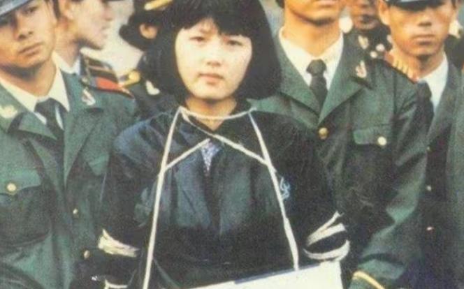 1991年，20岁美女陶静被押赴刑场时，要求取下避孕环，警察：可以。

1991