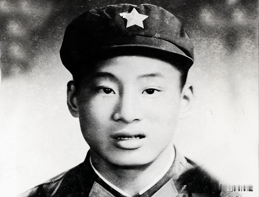 1979年，17岁新兵吴建国身中8枪，扑倒在地，暗处敌人蹿到跟前察看。突然，地上