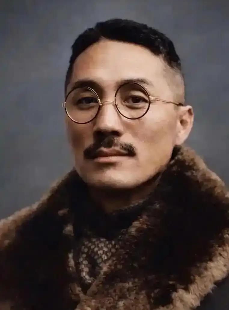 1921 年，王亚樵率领七八名随从，闯入闸北中兴路的余诚格寓所，用预备好的利剪，