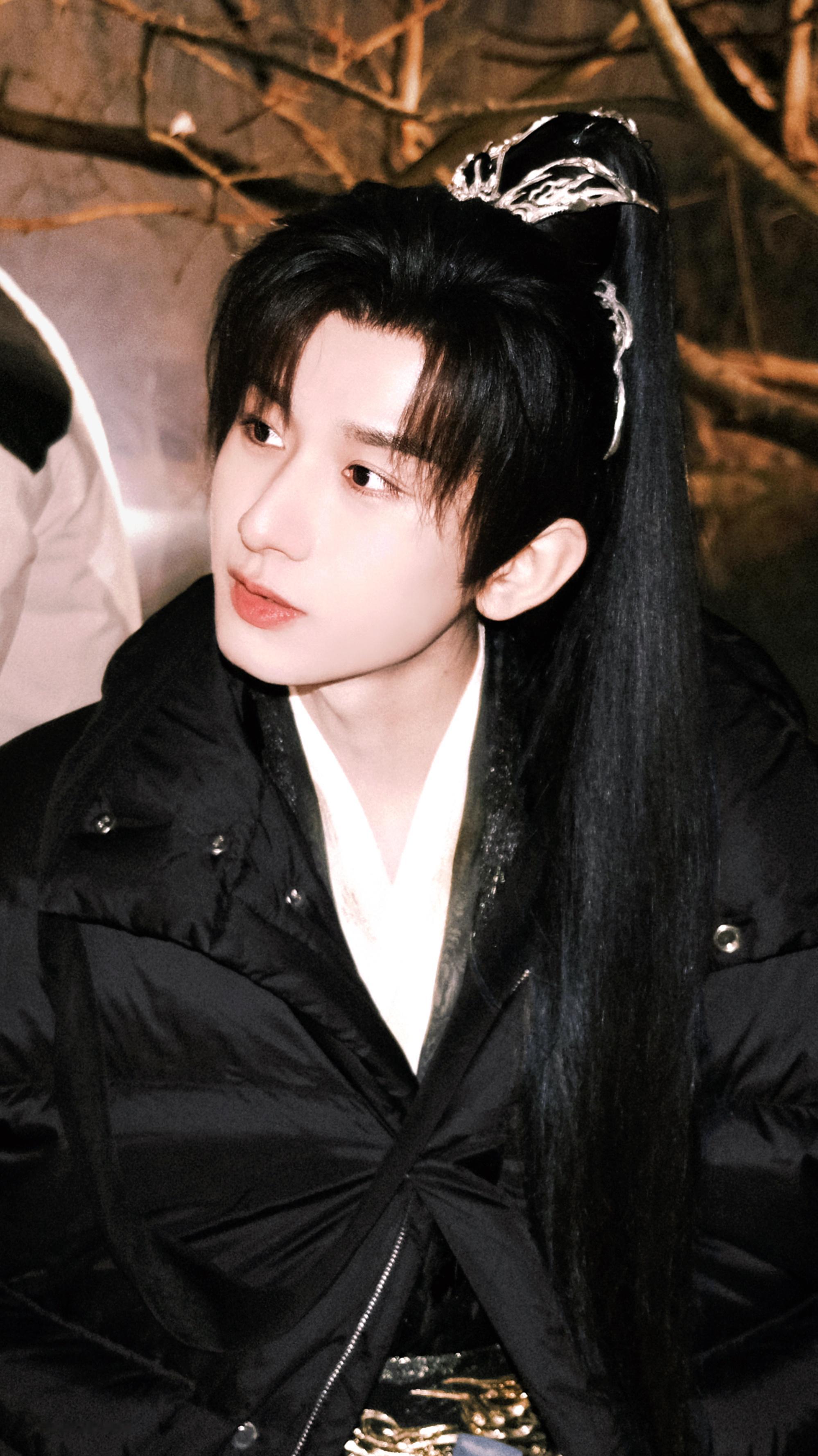 碎光落发梢，眉眼胜春朝 