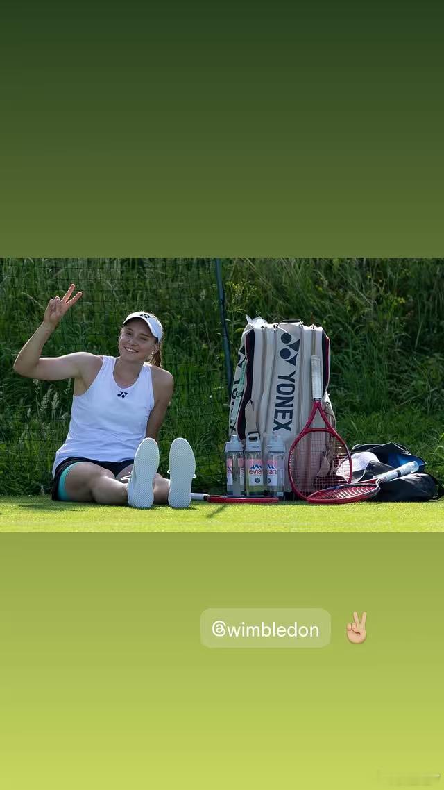 实在没得发就发张莱巴金娜的美图准没错!看娜娜的鞋底，她跳完绳绳之后的移动真不废草