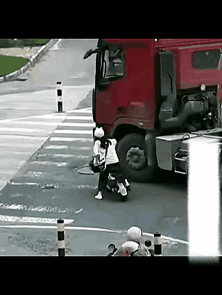 宁停三分，不枪一秒。这女孩本来想抢在拖挂车之前过马路，但没实现，还拿出一副不服输