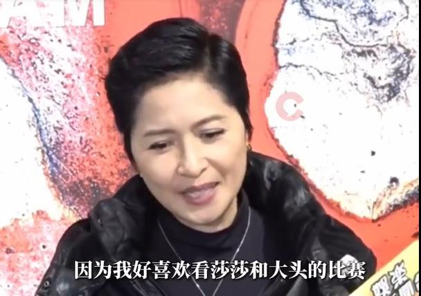 著名港星邵美琪接受采访时表示，她是王楚钦/孙颖莎的忠实球迷。
邵美琪是著名的影视