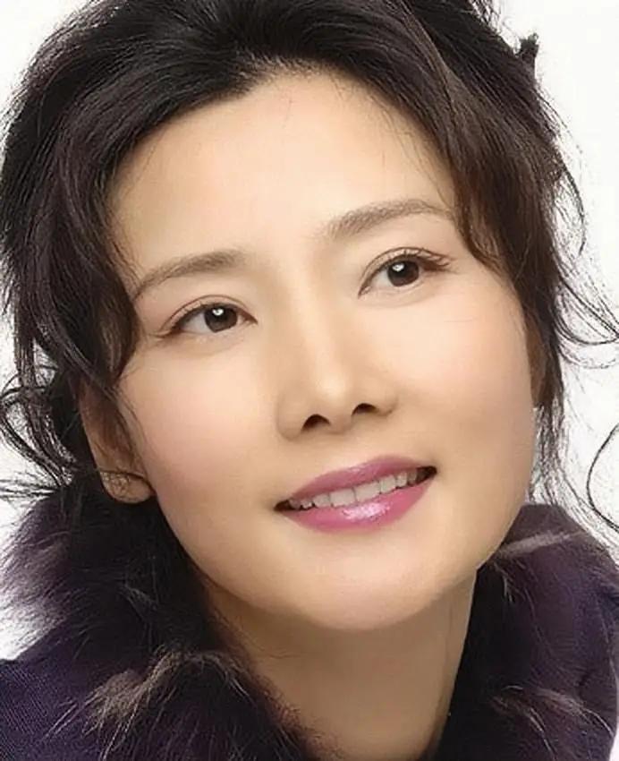 1970年，妈妈哄5岁的她去照相馆拍照。她换上最好看的衣裳，高高兴兴地跟着出门，