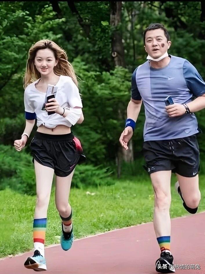 李亚鹏把李嫣养得很好，想当初的胆怯，面对镜头畏缩，现在的李嫣站在镜头前大方舒展，