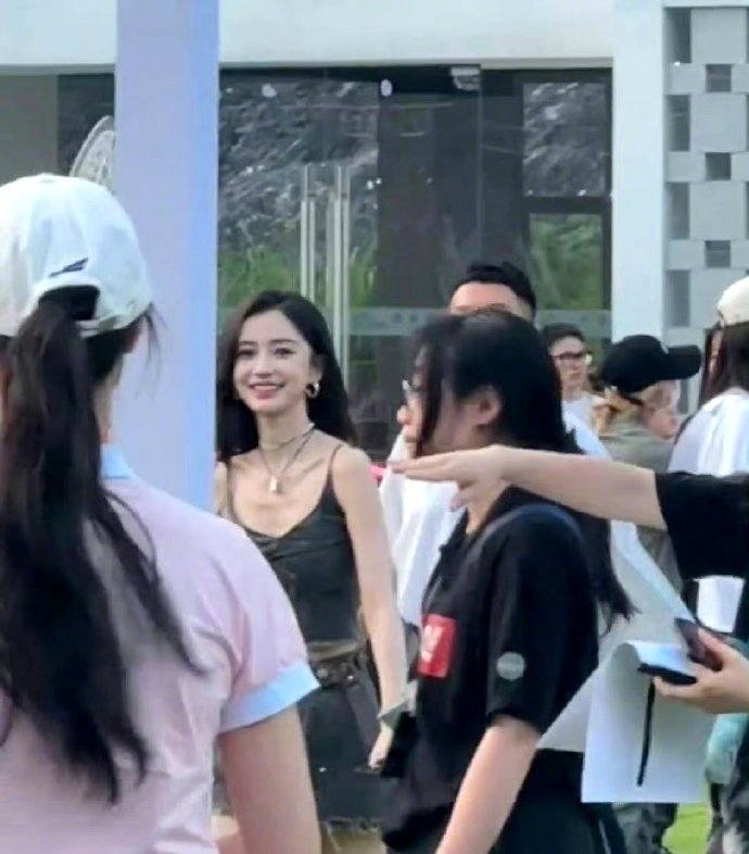 Angelababy杨颖今日线下活动生图，久久没营业，这状态如何？ ​​​