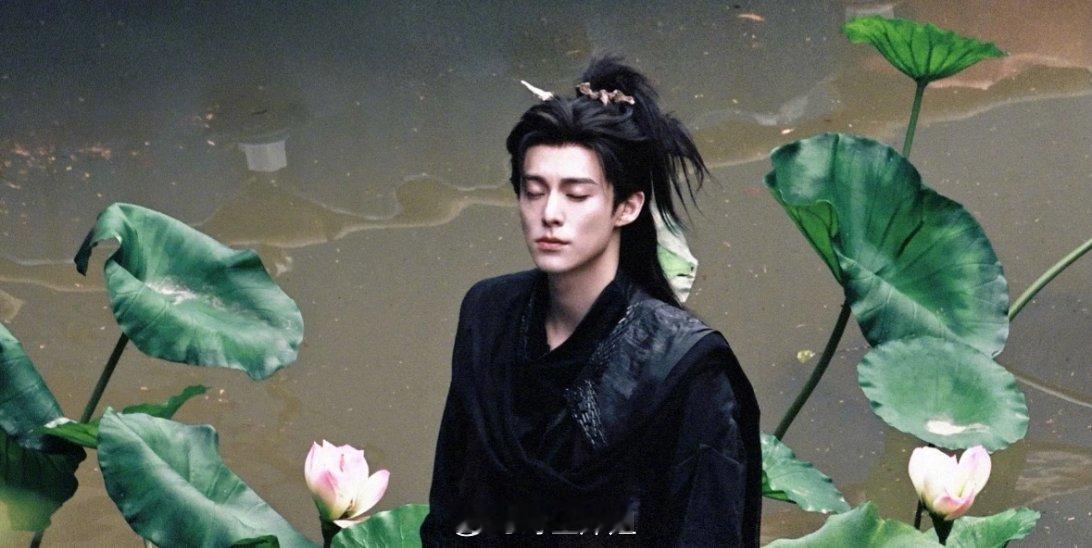 王鹤棣主演的《咸鱼飞升》宋潜机一角的黑衣荷花池路透，黑衣还挺有神秘感的呢，期待这