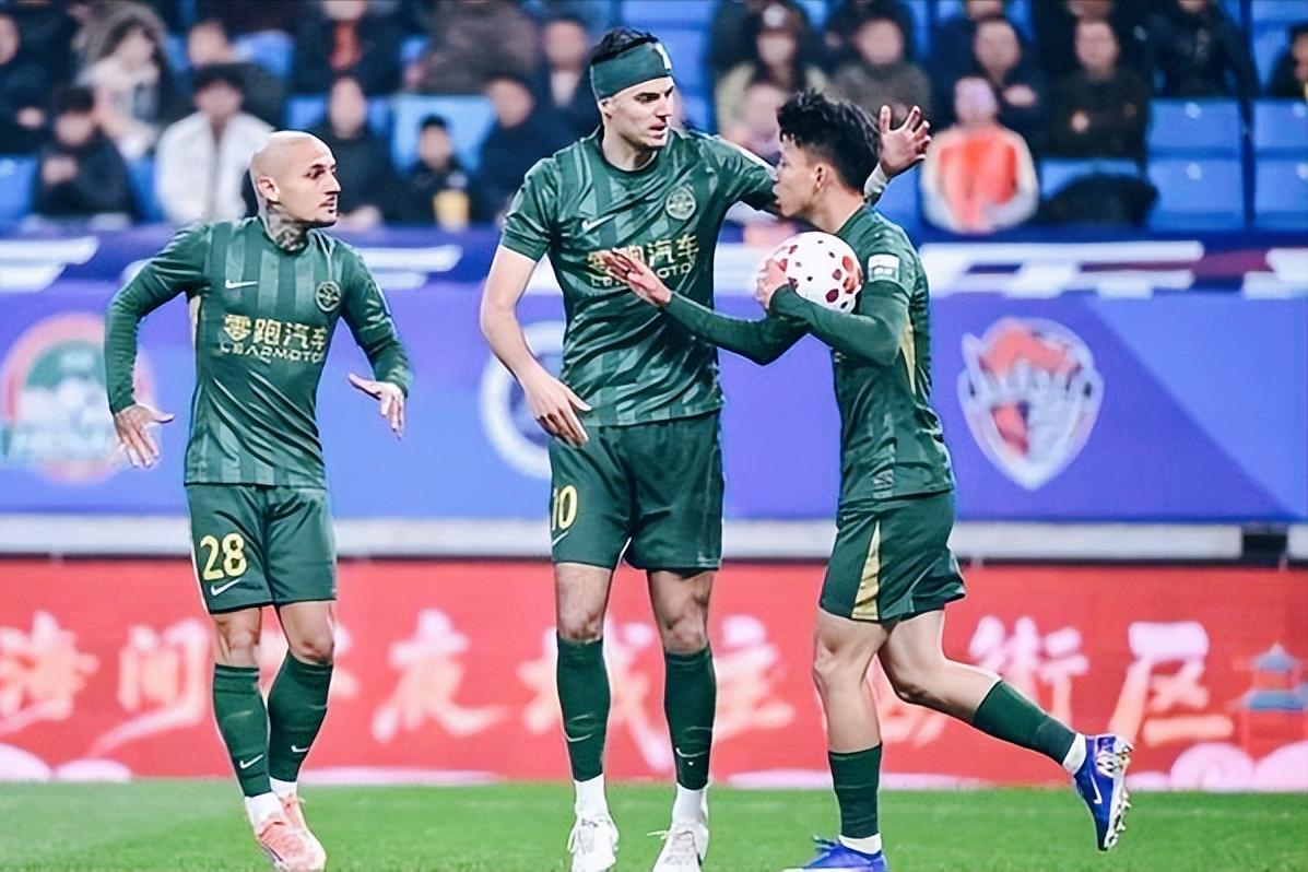 王钰栋连场进球，米特里策前场调度，浙江队强势逆转取胜。

中超第3轮，青岛海牛主