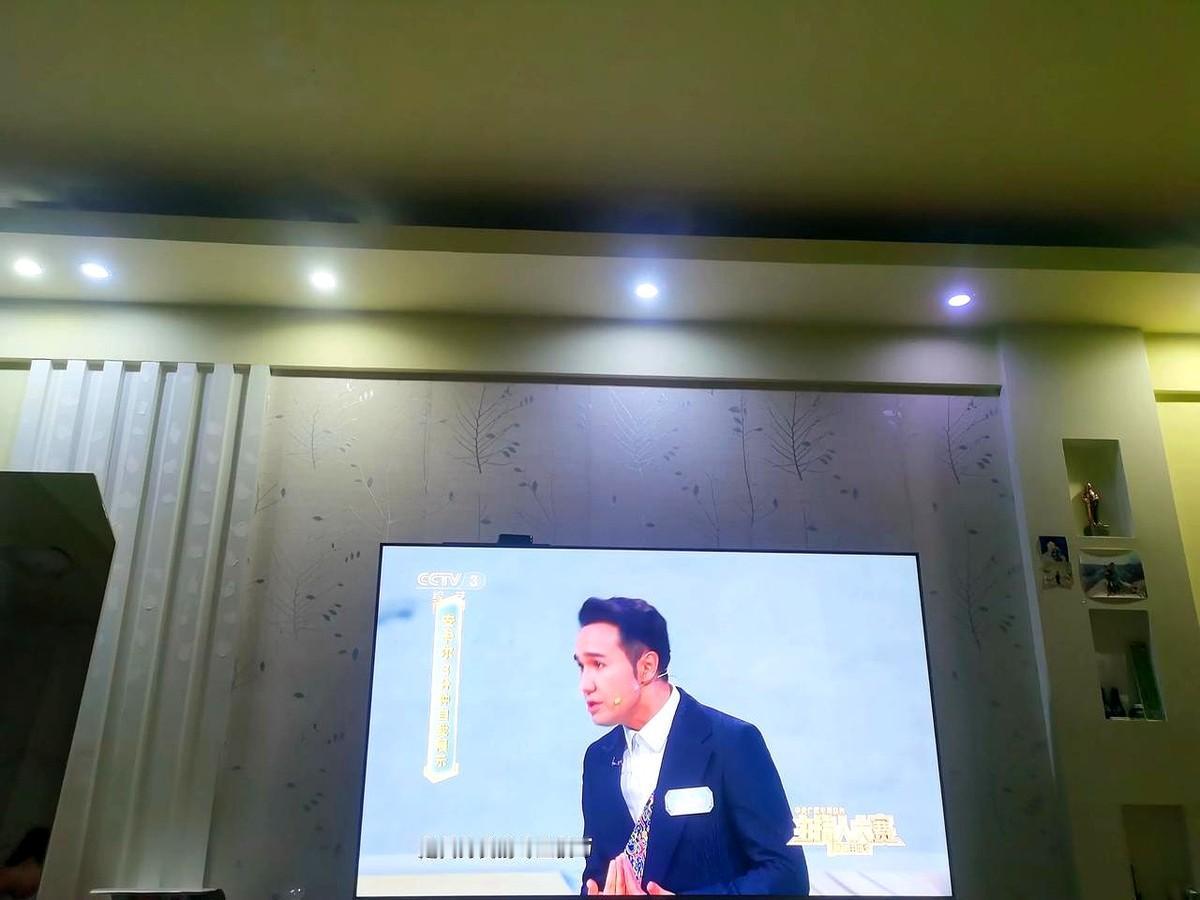 邹韵被换，观众炸锅。
王宁空降，分数没掉，反而更稳。

真没必要把俩主持人拉成对