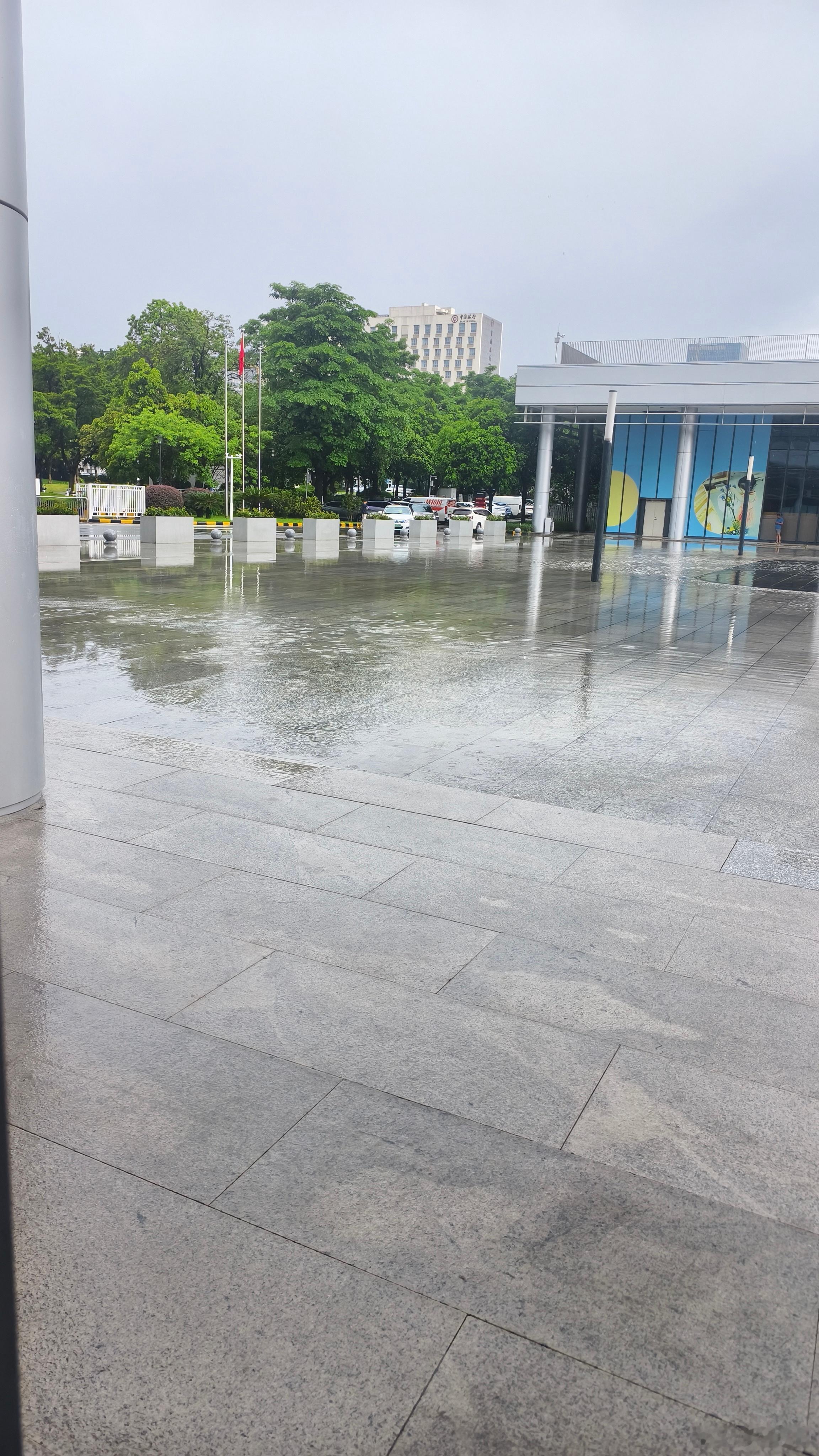 一坐下就下雨一出门就停雨希望大家都有这样的好运气。 