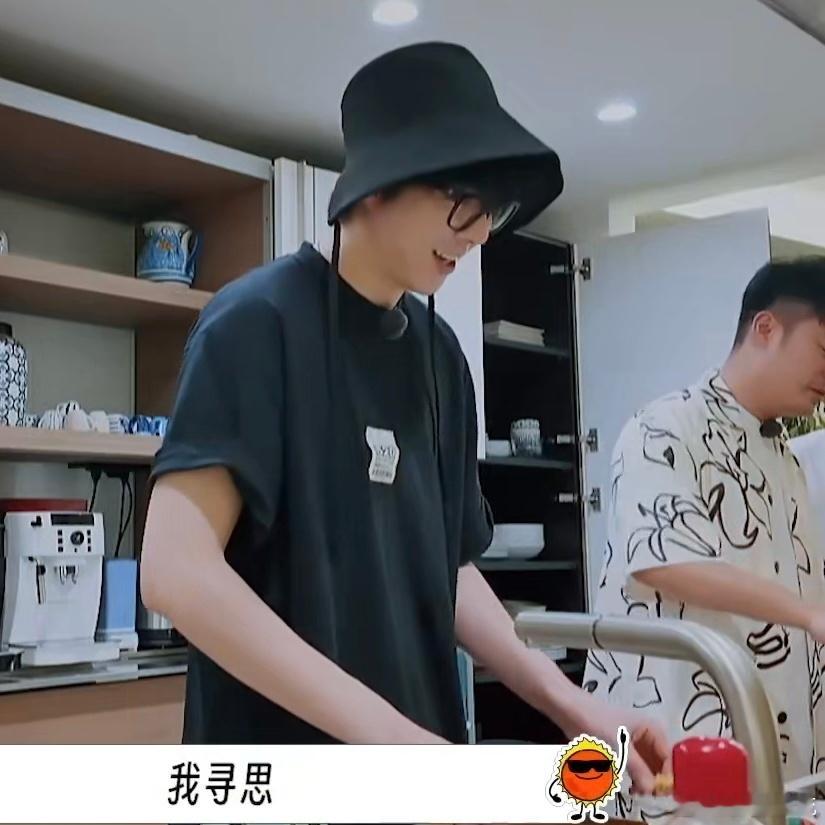 刘宇宁持证下厨 带上围裙的刘宇宁，做起菜来像模像样，不再是霸气外露的主公。切土豆