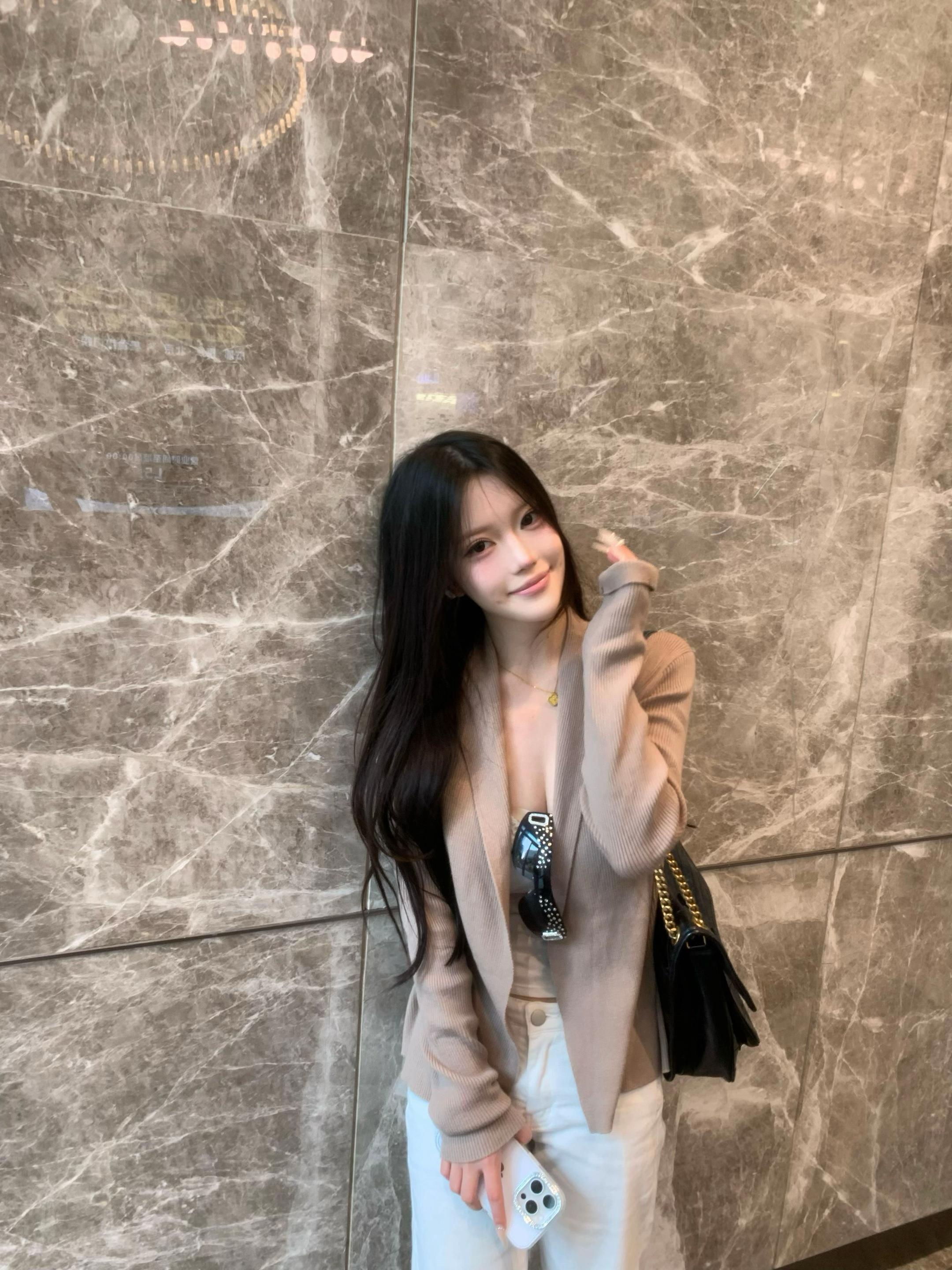 我们都不懂离别的重量 直到某天冷空气裹挟着回忆涌入