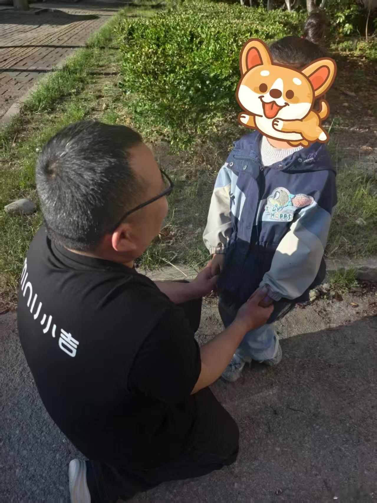 徐州安装工守护走失孩童暖心事件 五一假期，徐州景区游人如织、热闹非凡，络绎不绝的