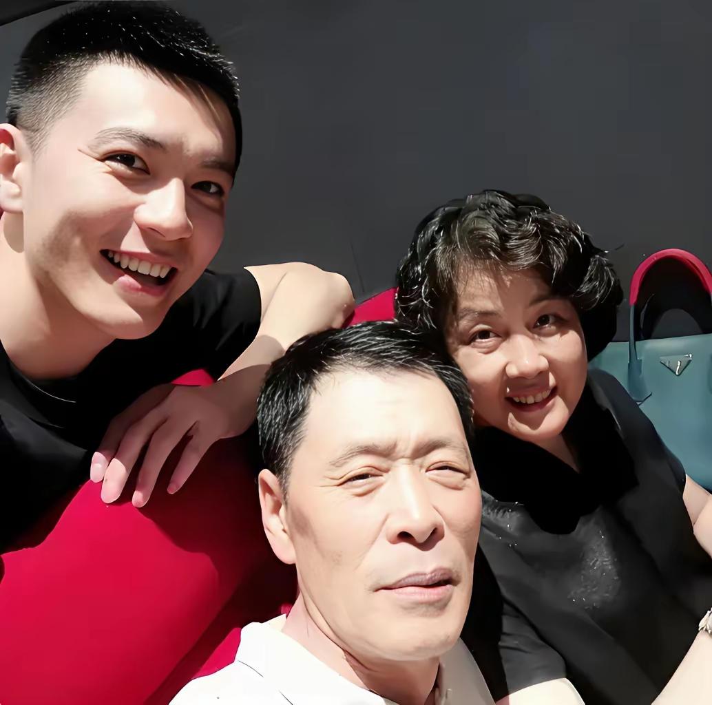 我发觉杨鸣比好多男明星都帅
说真的
他父母长相一般
他怎么这么帅啊？[舔屏]