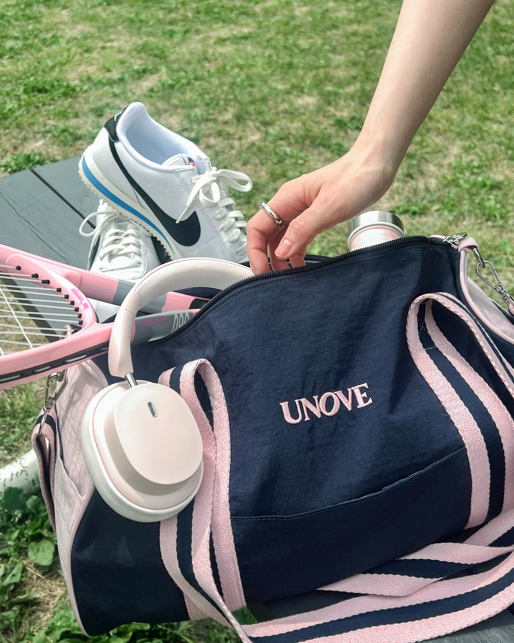 看到代言人在set log出镜自家的包 UNOVE马上发文宣传跟上脚步 这个包真