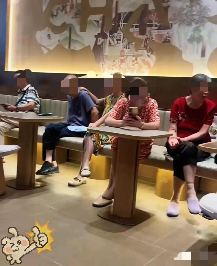瑞幸这招确实刁钻，但也够狠。

空调开到最低，推门进去先挨一记冷风。别说我这种穿