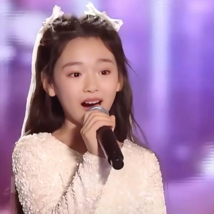 10月30日晚，董璇女儿小酒窝参加中国电影大数据荣誉之夜，压轴领唱歌曲《光辉》，