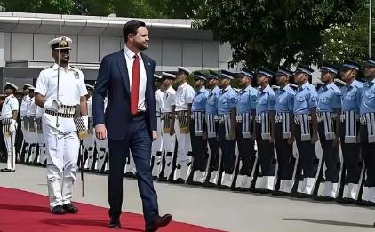 极有可能万斯会当上总统！如果万斯当上总统！对全世界都不是什么好事！因为万斯年轻！