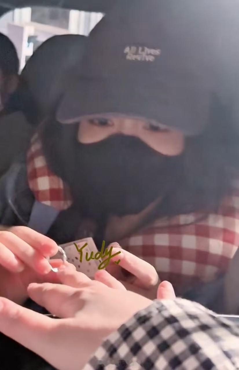 孟子义帮粉丝戴戒指 孟子义帮粉丝戴戒指，还十指相扣了！孟子义和粉丝十指相扣