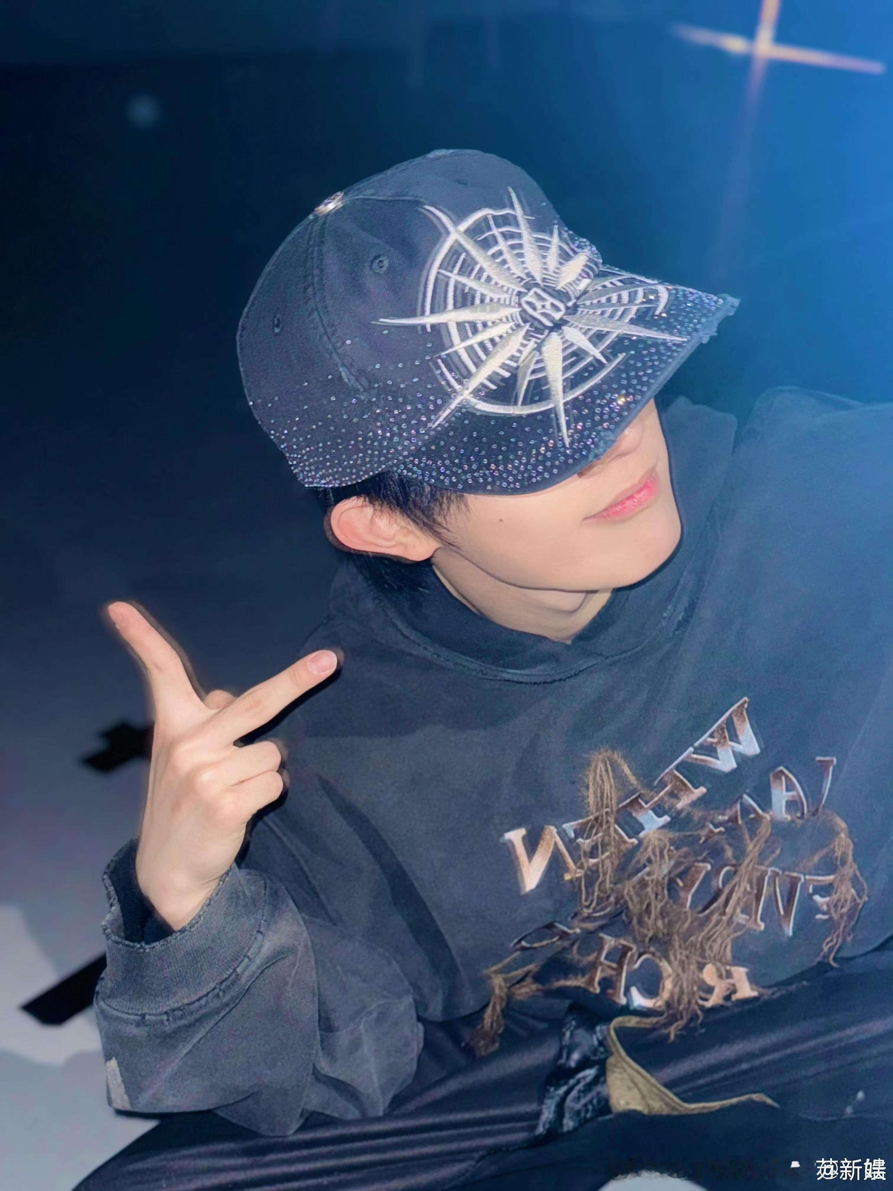 苏新皓闪光随拍四宫格 苏新皓今日更博🈶!镶钻棒球帽🆒boy上线!解锁自拍新视