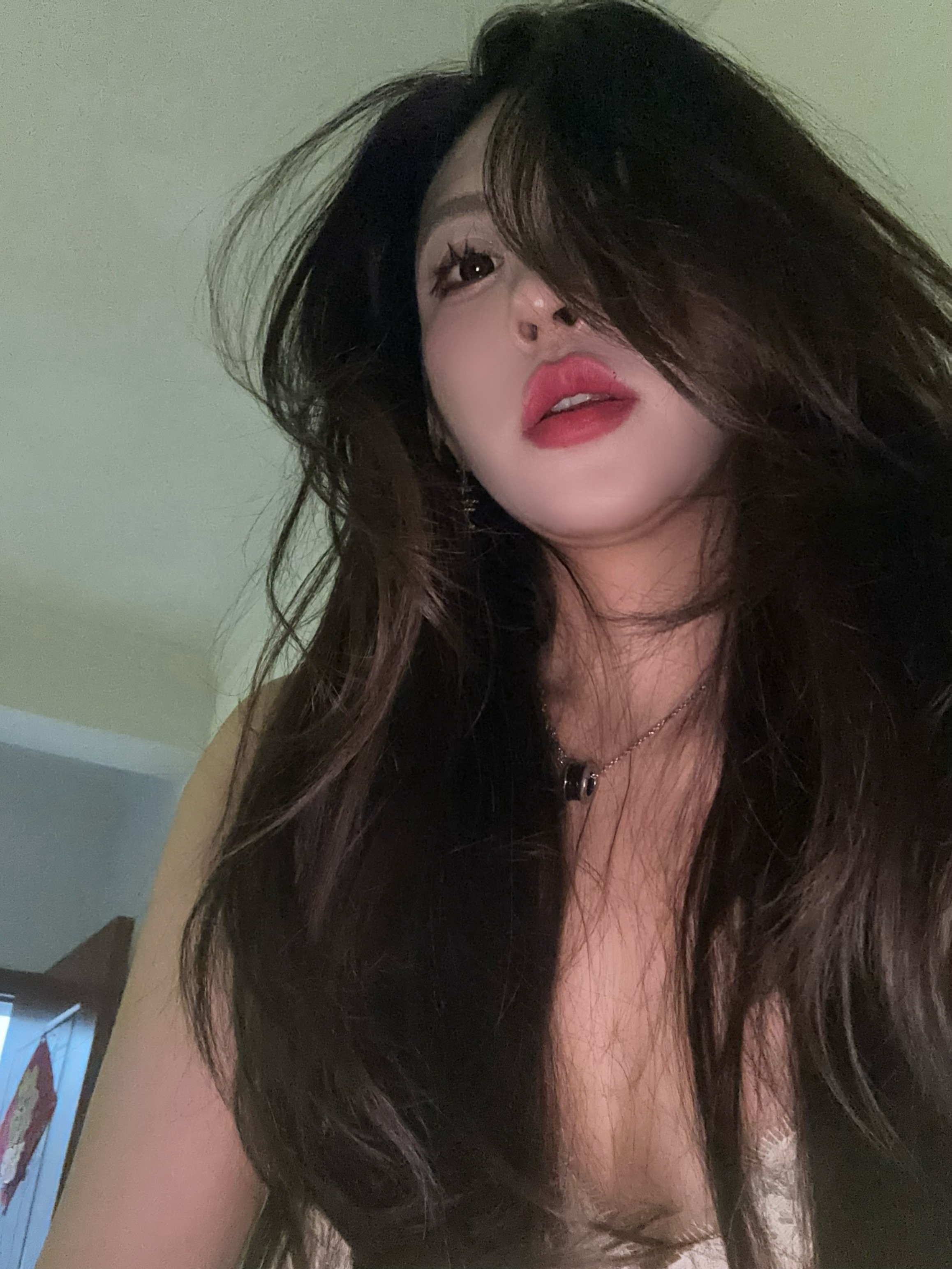 相册里翻出来一张不知道啥时候拍的鬼迷日眼角度的自拍，双下巴都干出来了[允悲] ​