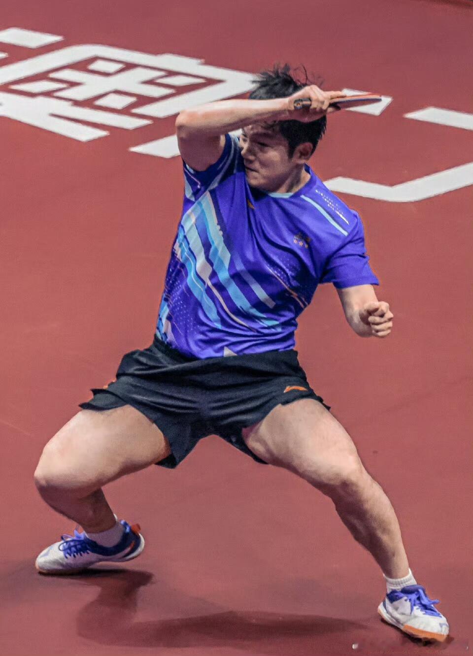 樊振东的功勋大腿！肌肉线条浑然天成 