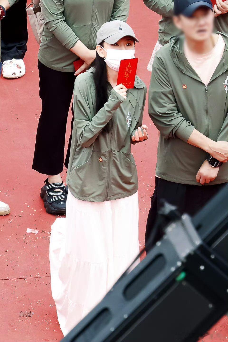 宋祖儿新剧开机啦 好水灵的小女孩 状态真好 ​​​