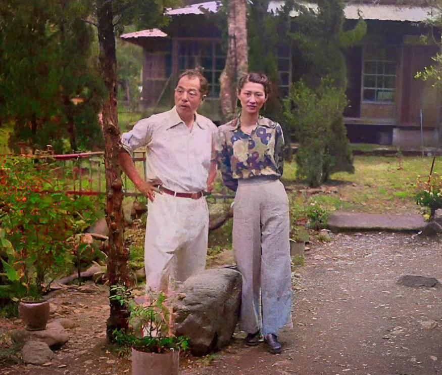 张学良那54年：养鸡种菜的少帅，其实比死还难受

翻完这些老照片，我才懂了蒋介石