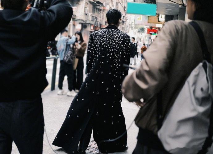 张若昀真的是张高级 张若昀这次星光大赏的亮相，真的是高级感十足，优雅又不失亮眼。