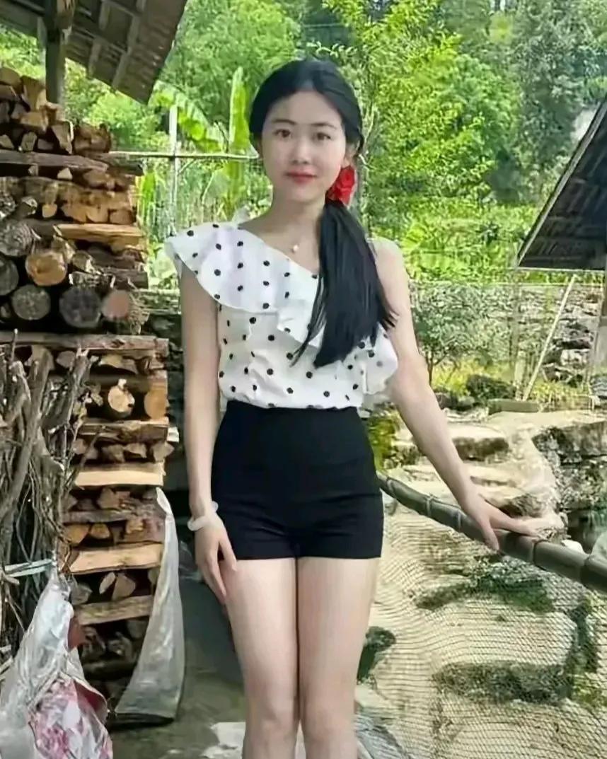 她一直在寻找一个老实的男人，一个可以让她安心的大叔。她不在乎彩礼的繁华，只渴望一