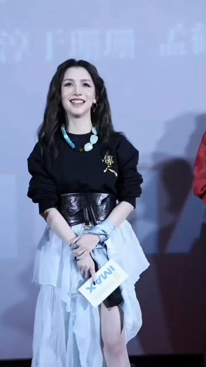 景瓷回应网友喊话佩乌蜜儿眼瞎被景瓷的回应圈粉了！面对网友调侃佩乌蜜儿“眼瞎”，她