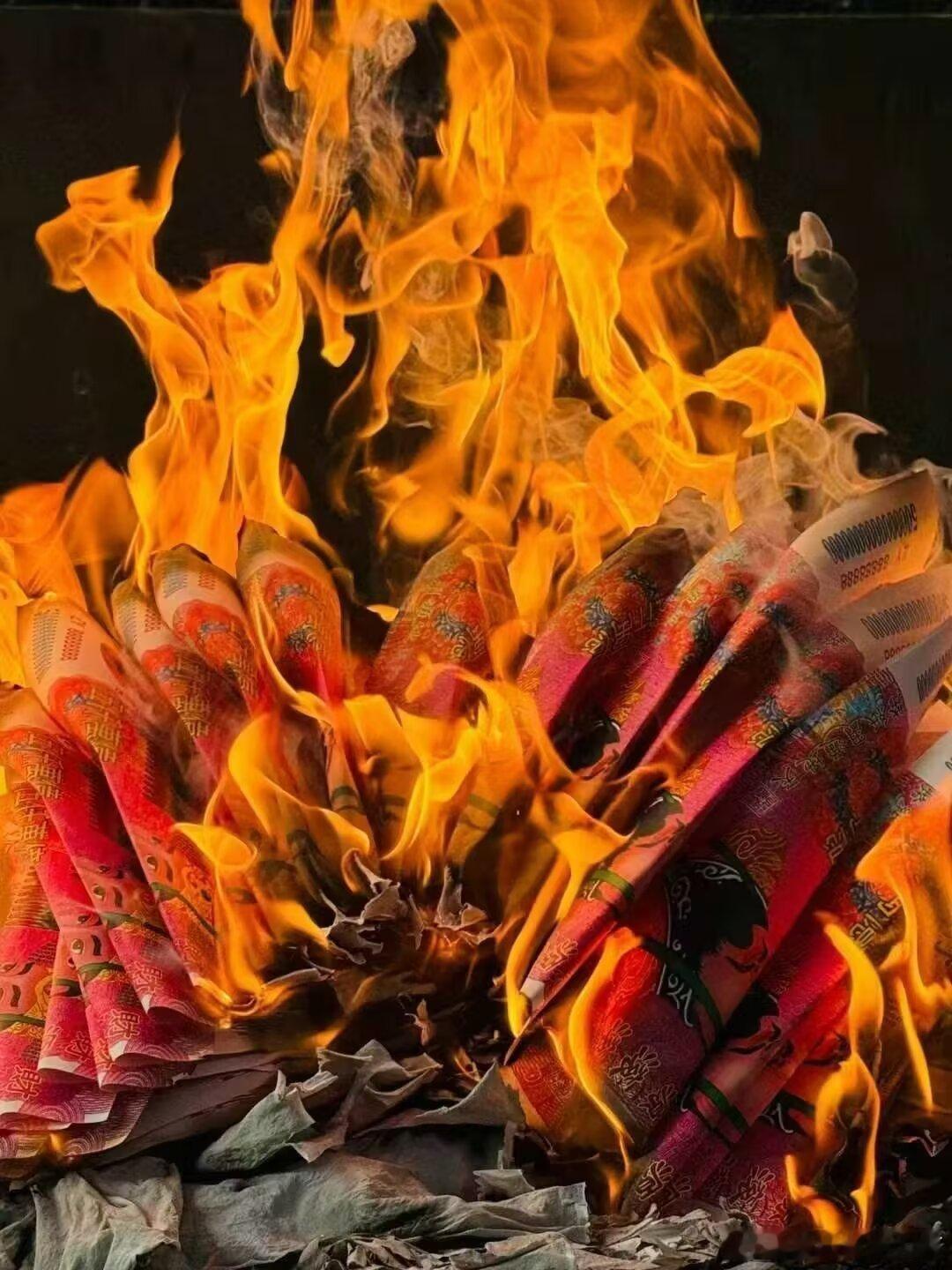 传说，亲人走了后，天魂且天。地魂归地。人魂守在城前。天魂和地魂！会结合到一起投胎