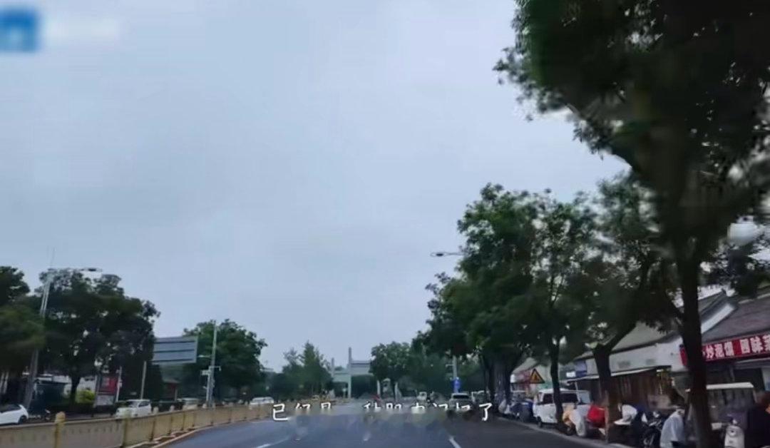 张真源撕彭昱畅名牌得降速看奔跑吧 彭昱畅那个不可置信的表情太真实了。他甚至伸手摸