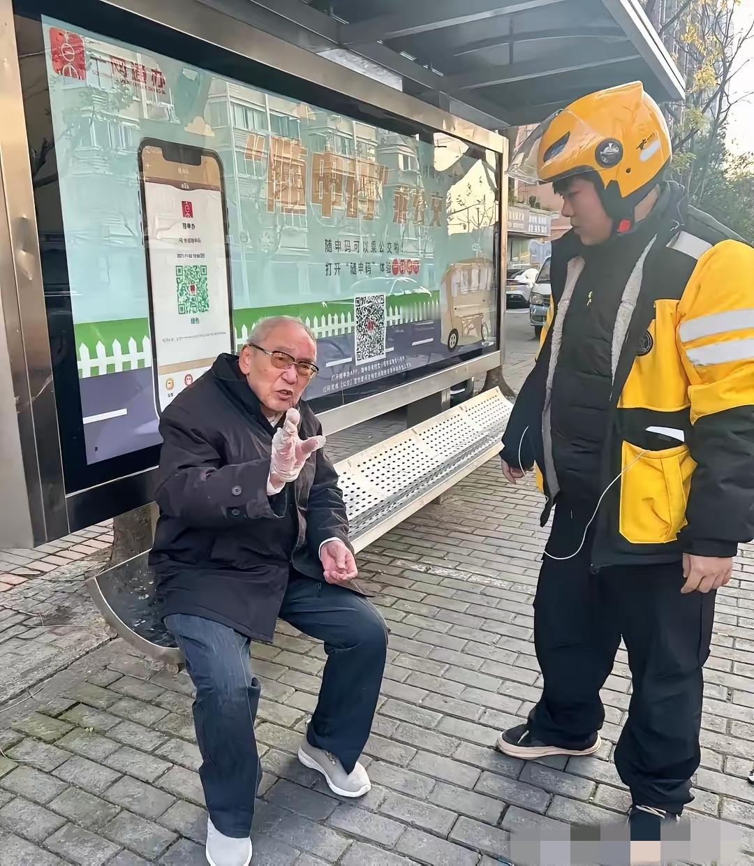 高中的数学老师去世了，一位穿着黄衣服的外卖小哥满脸泪水，来磕了三个头，走了，一打