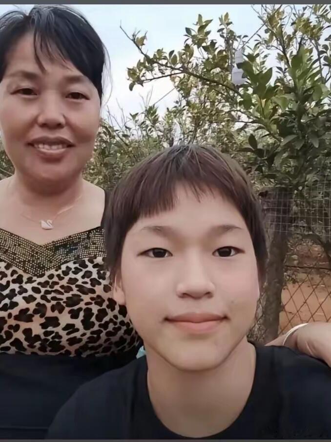 全红婵晒百张照片请网友看烟花 全红婵回村过年，迈合村严阵以待令人惊讶！全红婵即将