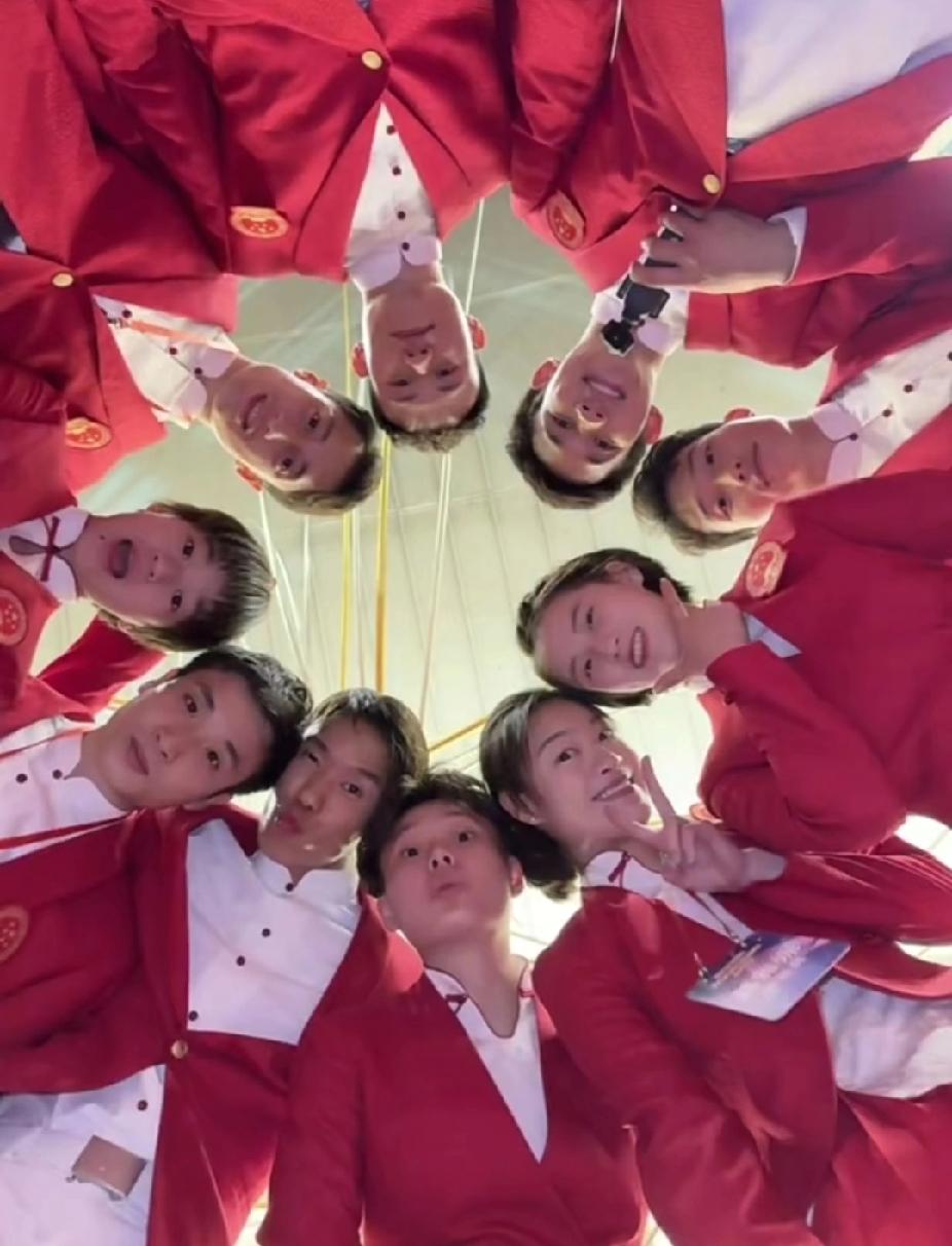 ✨跳水梦之队 这波回忆杀谁懂啊！
看这一身身亮眼的红，一张张熟悉的笑脸，是陈芋汐