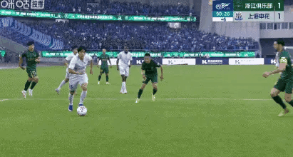 杨皓宇的演技太差了，没有任何身体接触，居然应声倒地，吃黄牌不怨。杨皓宇身背一张黄