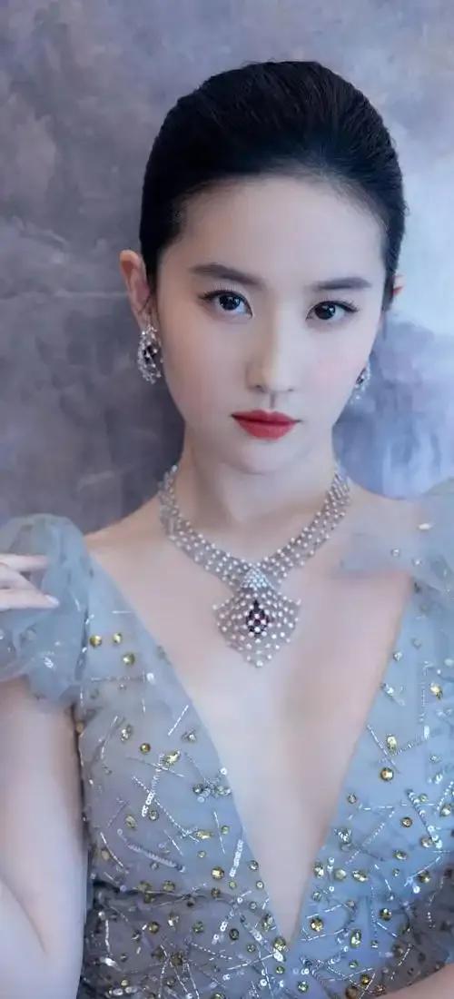 世上美女千千万，唯有这4位“最耐看”，老了也依然风韵犹存

不知不觉，漂亮的脸蛋