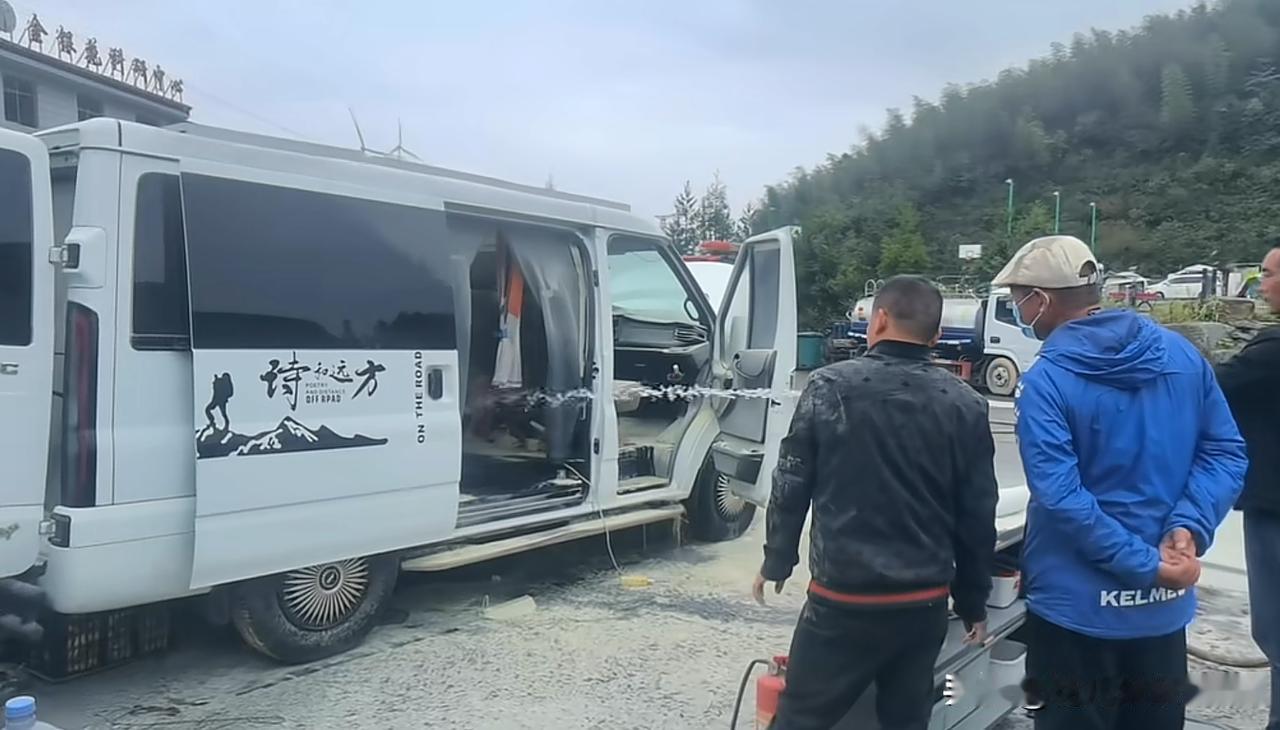 这款改装宿营车自燃了，锂电池一般不会着火。很多都是电线出问题了。例如，电线不是国