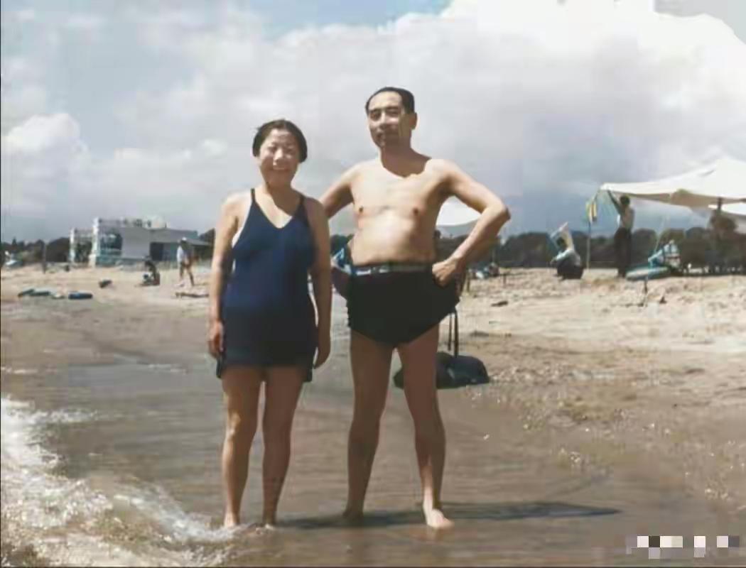周恩来
邓颖超
1962年7月
北戴河留影
