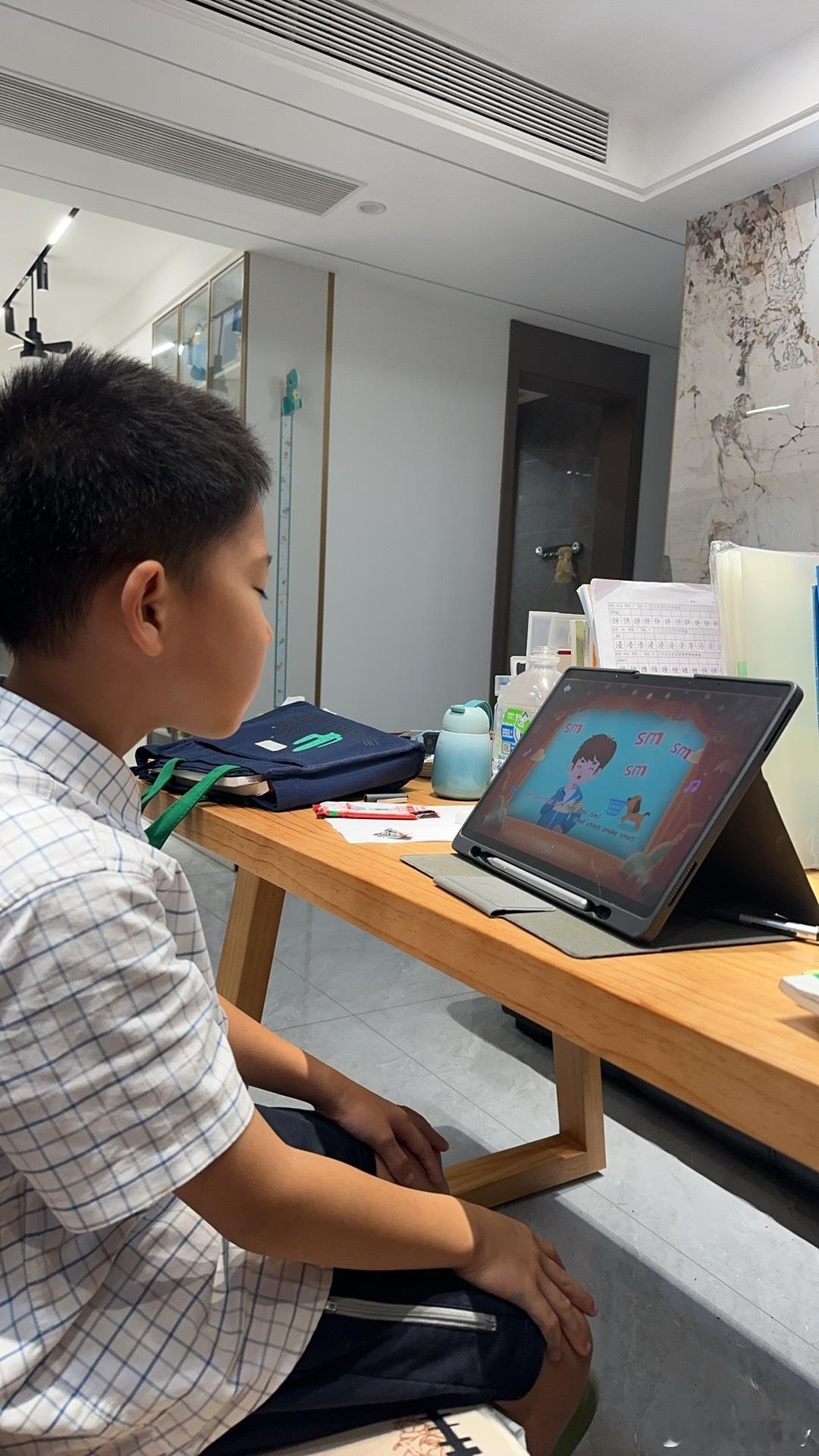 嘻嘻不嘻嘻今天放学都不知道该夸还是骂 ​​​