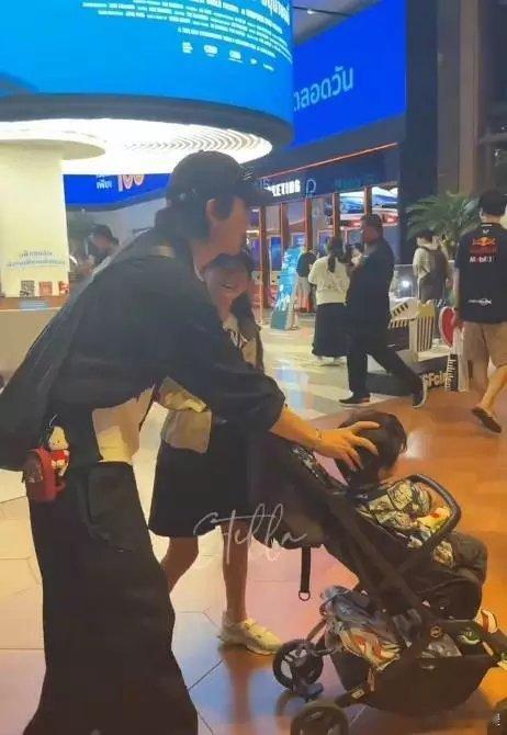戚薇、李承铉一家四口现身泰国被偶遇，10岁女儿Lucky打扮漂亮又洋气，2岁儿子